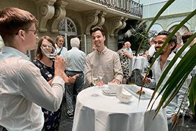 Personen beim Apéro an der MV der VBW